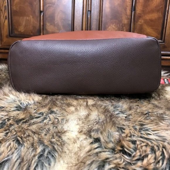 Stone Mountain Caramel Genuine Leather Tote w/Portable USB Charge Bank & Cords - Picture 5 of 13